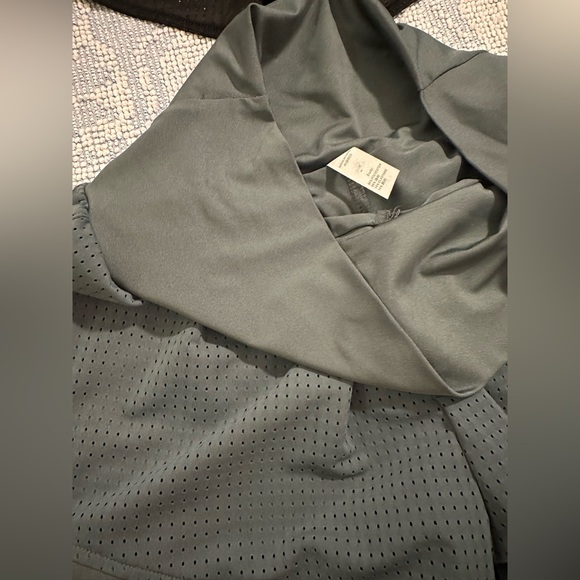 LOT of 2 Women's Black and Green High-Waisted HALARA shorts Sz M - NEW - Picture 3 of 9